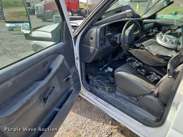 image for item LB9585 2005 GMC 3500  utility bed pickup truck