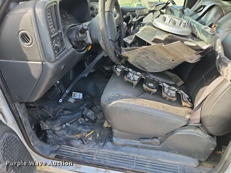 image for item LB9585 2005 GMC 3500  utility bed pickup truck