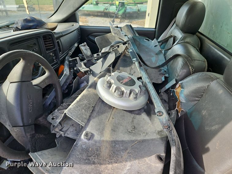 image for item LB9585 2005 GMC 3500  utility bed pickup truck