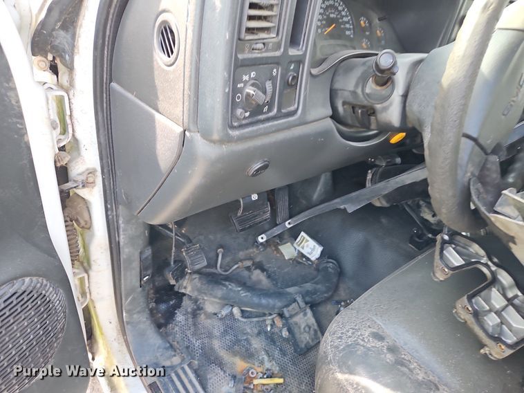 image for item LB9585 2005 GMC 3500  utility bed pickup truck