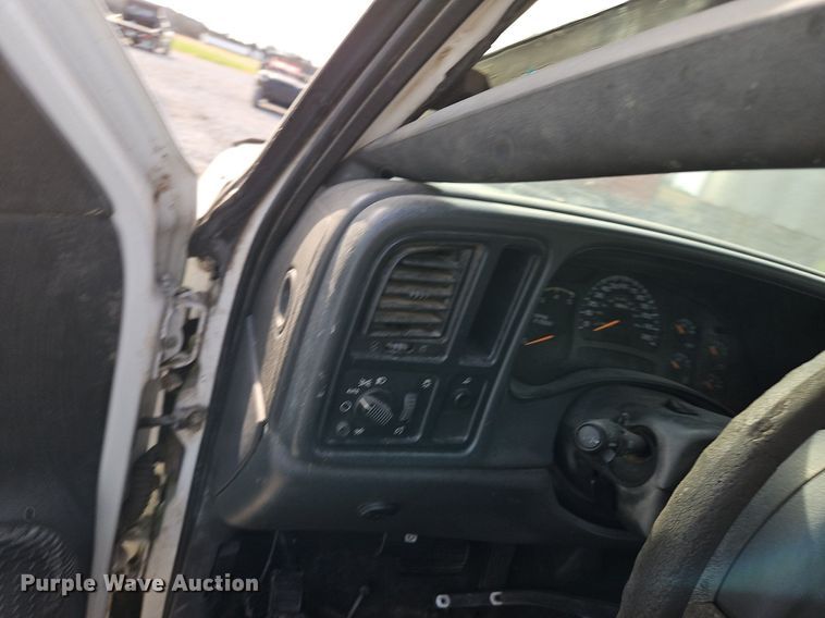 image for item LB9585 2005 GMC 3500  utility bed pickup truck