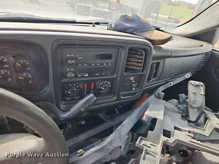 image for item LB9585 2005 GMC 3500  utility bed pickup truck