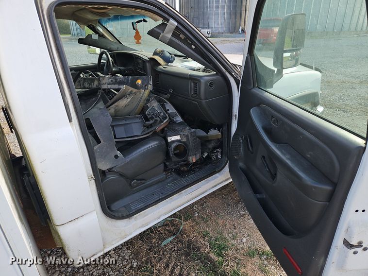 image for item LB9585 2005 GMC 3500  utility bed pickup truck