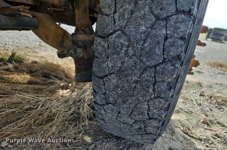 image for item LB9585 2005 GMC 3500  utility bed pickup truck