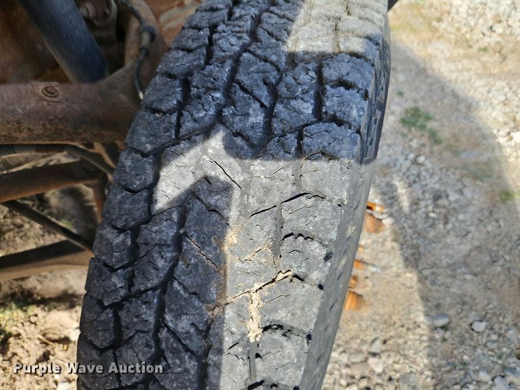 image for item LB9585 2005 GMC 3500  utility bed pickup truck