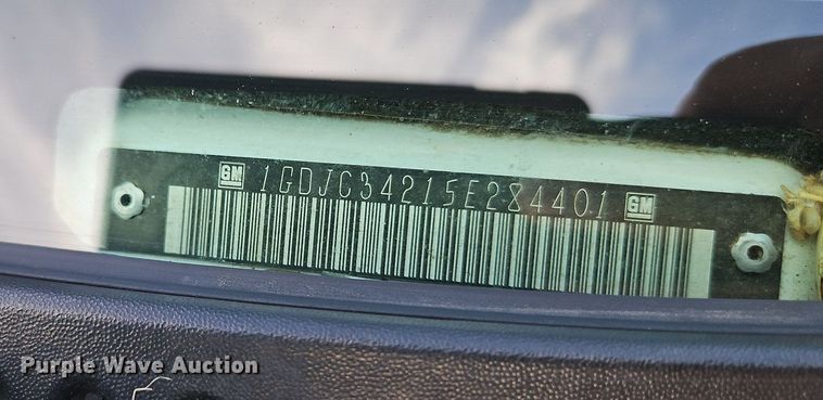 image for item LB9585 2005 GMC 3500  utility bed pickup truck