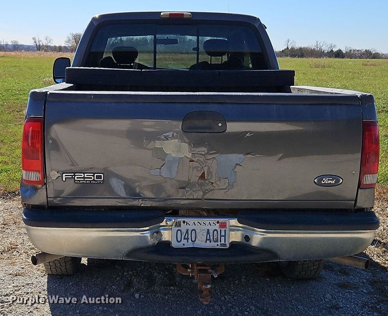 image for item LB9600 2002 Ford F250 Super Duty  SuperCab pickup truck