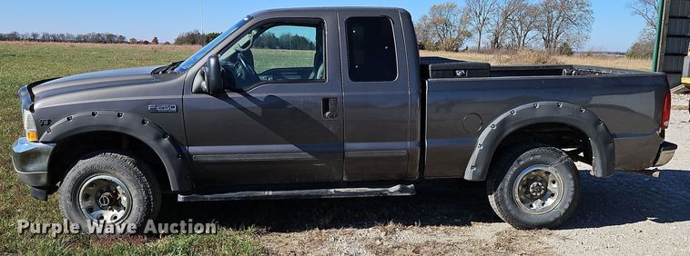 image for item LB9600 2002 Ford F250 Super Duty  SuperCab pickup truck