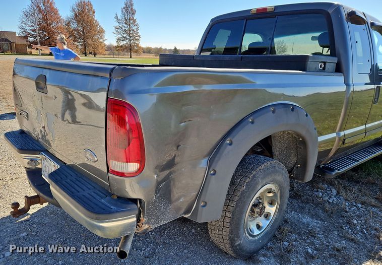 image for item LB9600 2002 Ford F250 Super Duty  SuperCab pickup truck