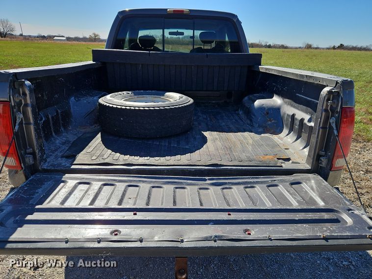 image for item LB9600 2002 Ford F250 Super Duty  SuperCab pickup truck