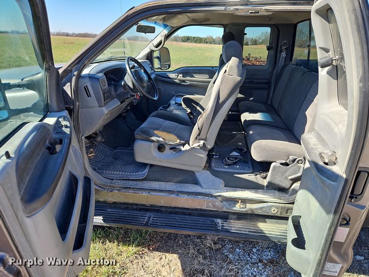 image for item LB9600 2002 Ford F250 Super Duty  SuperCab pickup truck