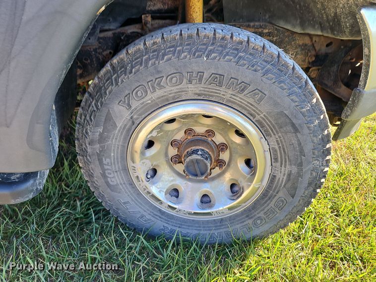 image for item LB9600 2002 Ford F250 Super Duty  SuperCab pickup truck