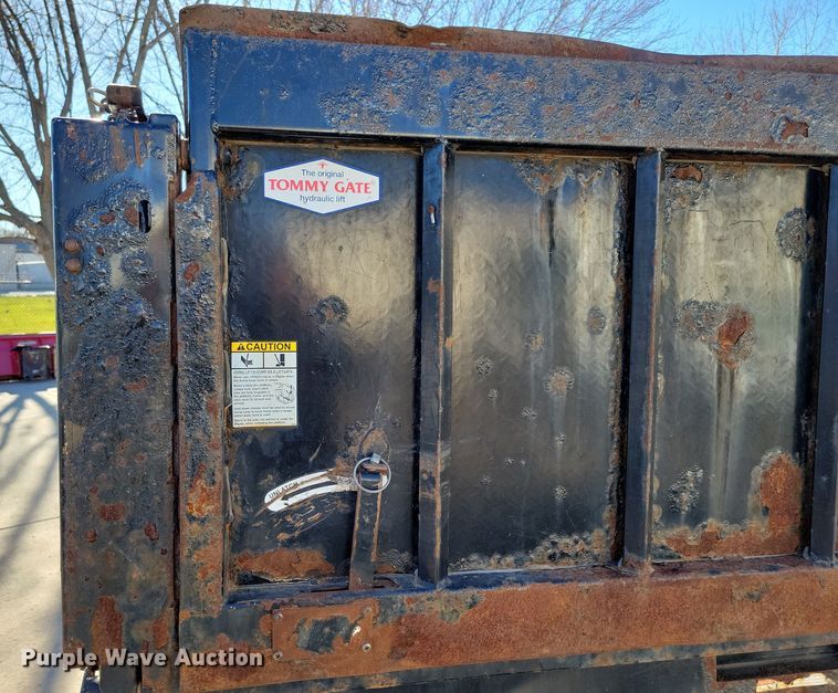 image for item LC9305 2013 Ford F350 Super Duty  SuperCab dump bed pickup truck