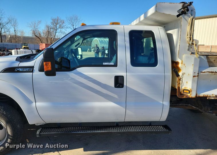 image for item LC9305 2013 Ford F350 Super Duty  SuperCab dump bed pickup truck