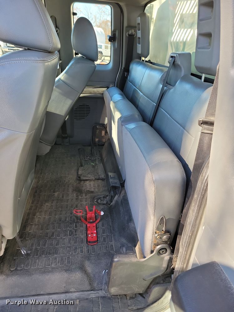 image for item LC9305 2013 Ford F350 Super Duty  SuperCab dump bed pickup truck