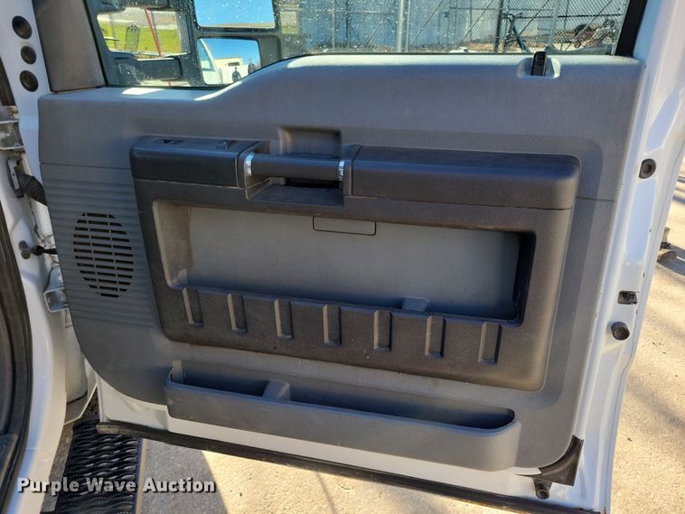 image for item LC9305 2013 Ford F350 Super Duty  SuperCab dump bed pickup truck