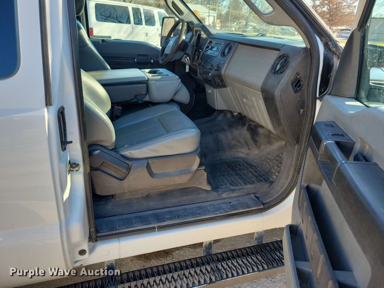 image for item LC9305 2013 Ford F350 Super Duty  SuperCab dump bed pickup truck