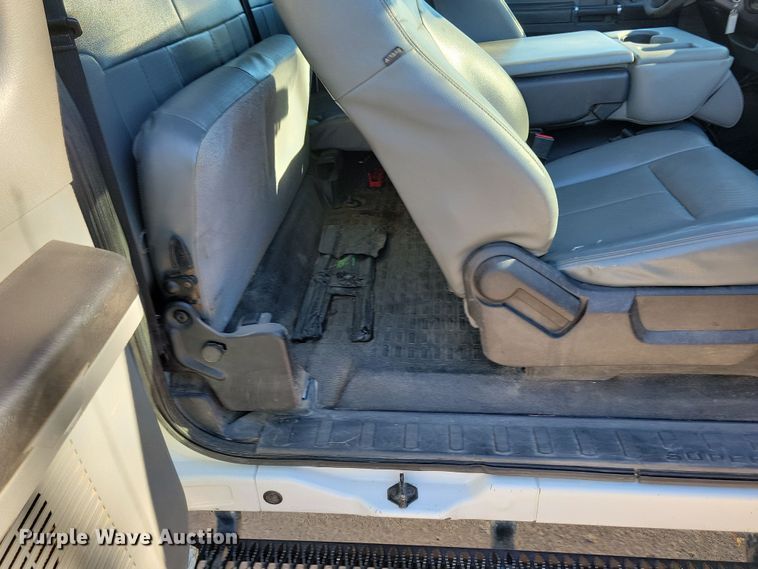 image for item LC9305 2013 Ford F350 Super Duty  SuperCab dump bed pickup truck