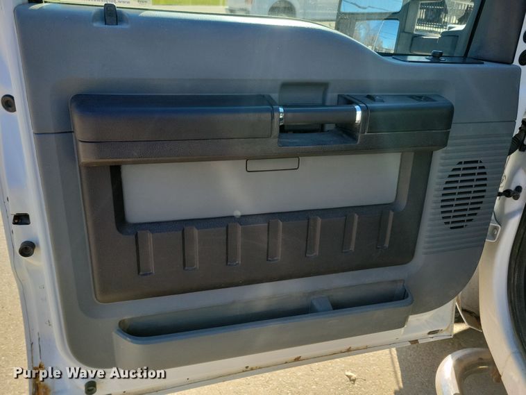 image for item LC9309 2011 Ford F350 Super Duty  flatbed pickup truck