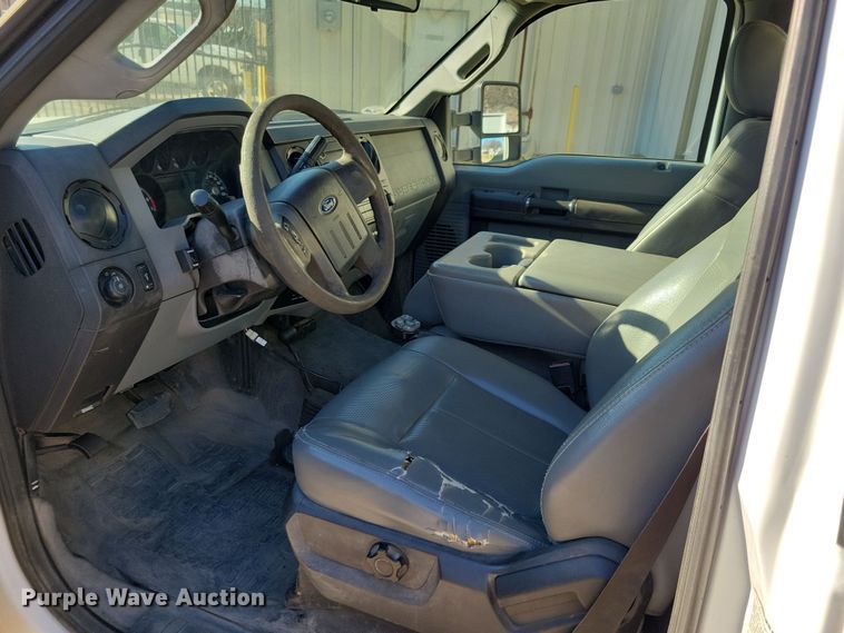 image for item LC9309 2011 Ford F350 Super Duty  flatbed pickup truck