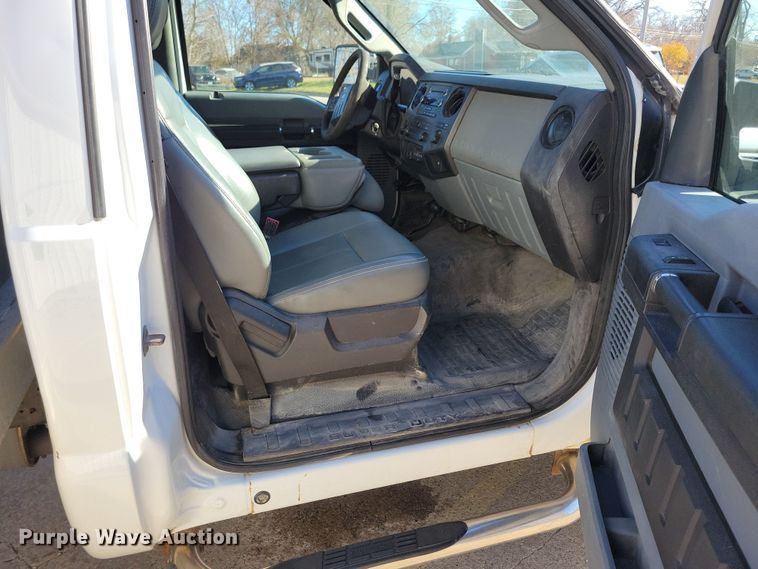 image for item LC9309 2011 Ford F350 Super Duty  flatbed pickup truck