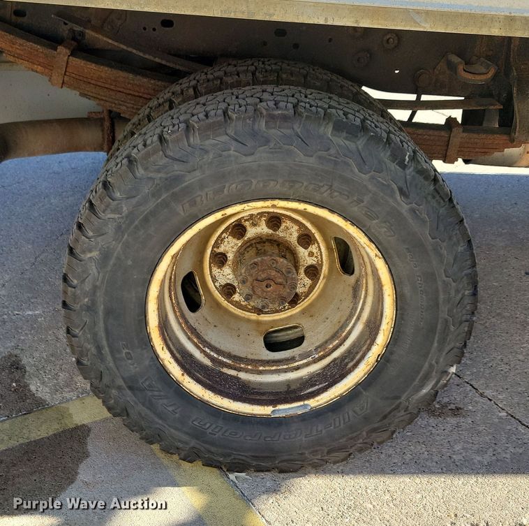 image for item LC9309 2011 Ford F350 Super Duty  flatbed pickup truck