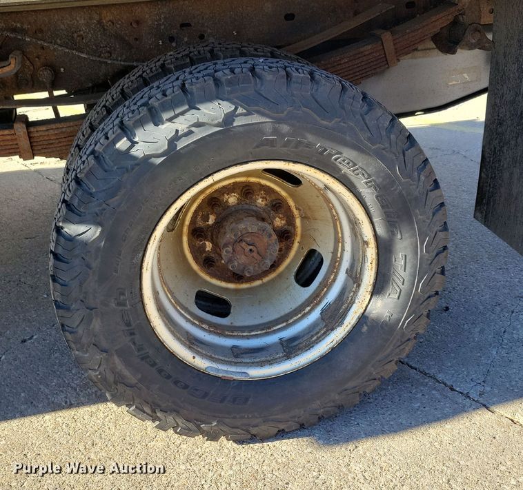 image for item LC9309 2011 Ford F350 Super Duty  flatbed pickup truck