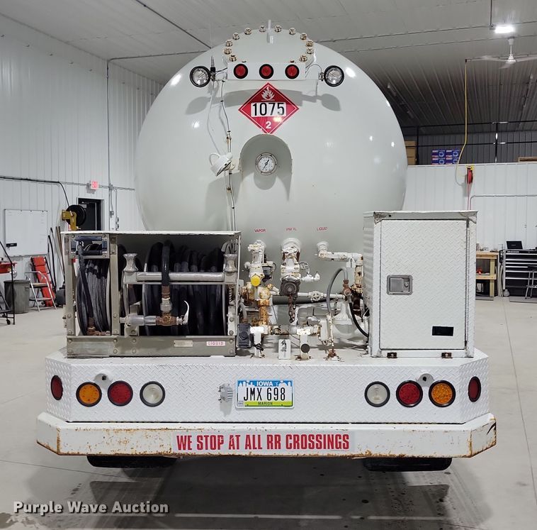 image for item LC9315 1997 International 4700 propane delivery truck