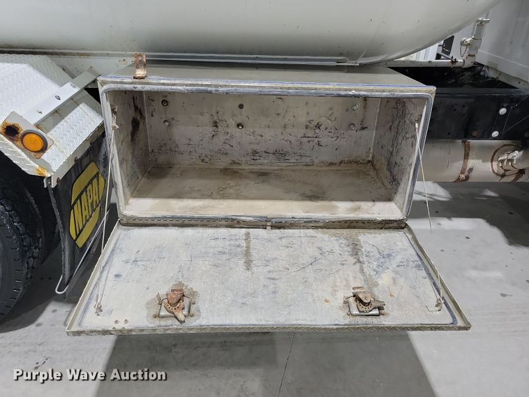 image for item LC9315 1997 International 4700 propane delivery truck