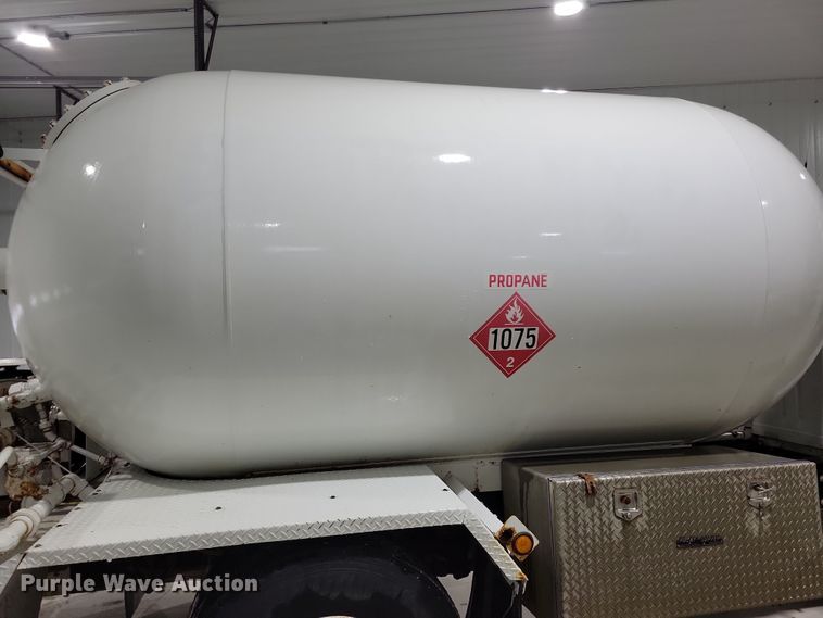 image for item LC9315 1997 International 4700 propane delivery truck