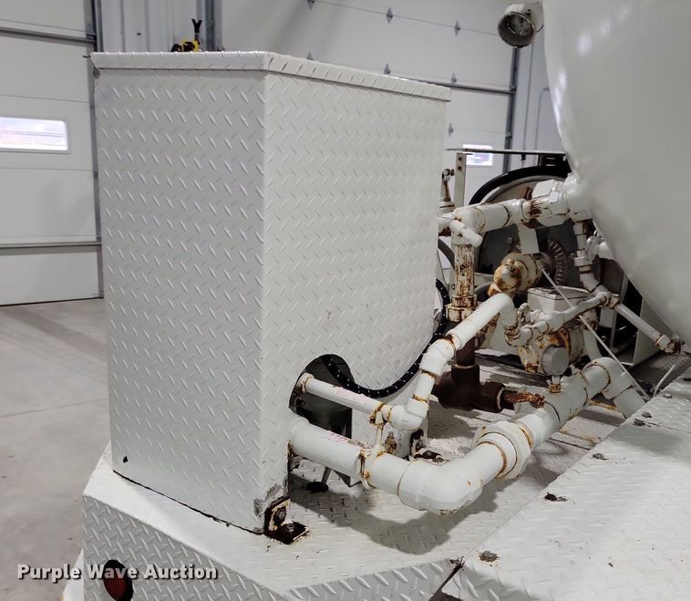 image for item LC9315 1997 International 4700 propane delivery truck