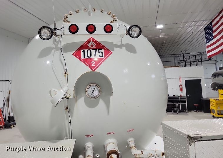 image for item LC9315 1997 International 4700 propane delivery truck