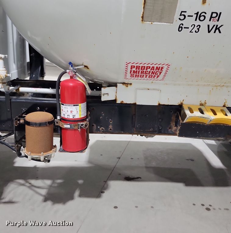 image for item LC9315 1997 International 4700 propane delivery truck