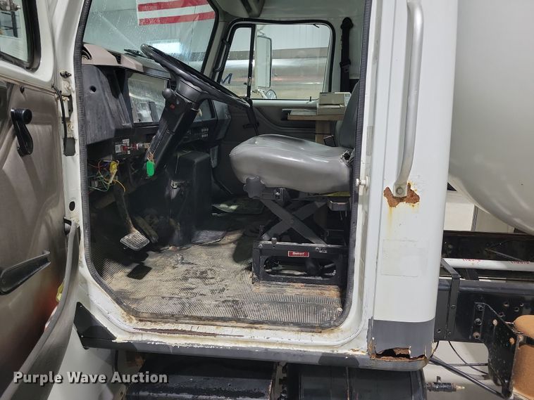 image for item LC9315 1997 International 4700 propane delivery truck