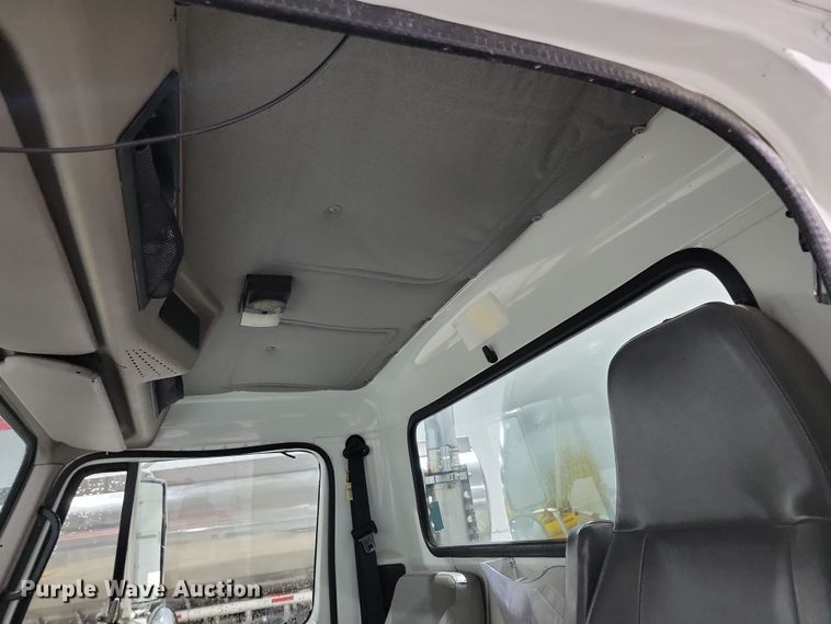 image for item LC9315 1997 International 4700 propane delivery truck