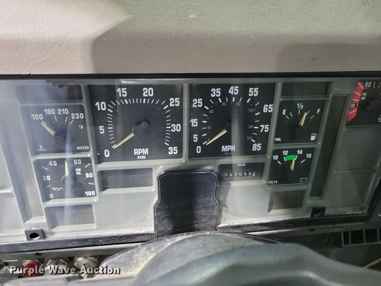 image for item LC9315 1997 International 4700 propane delivery truck