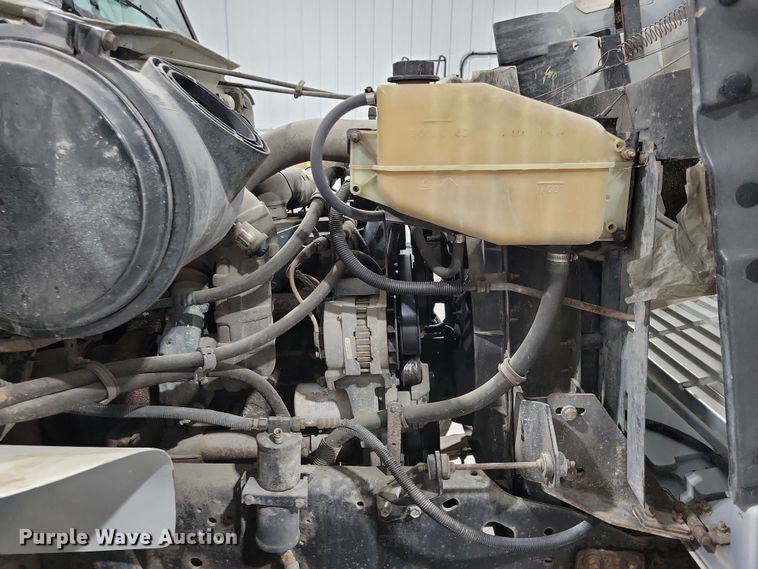 image for item LC9315 1997 International 4700 propane delivery truck