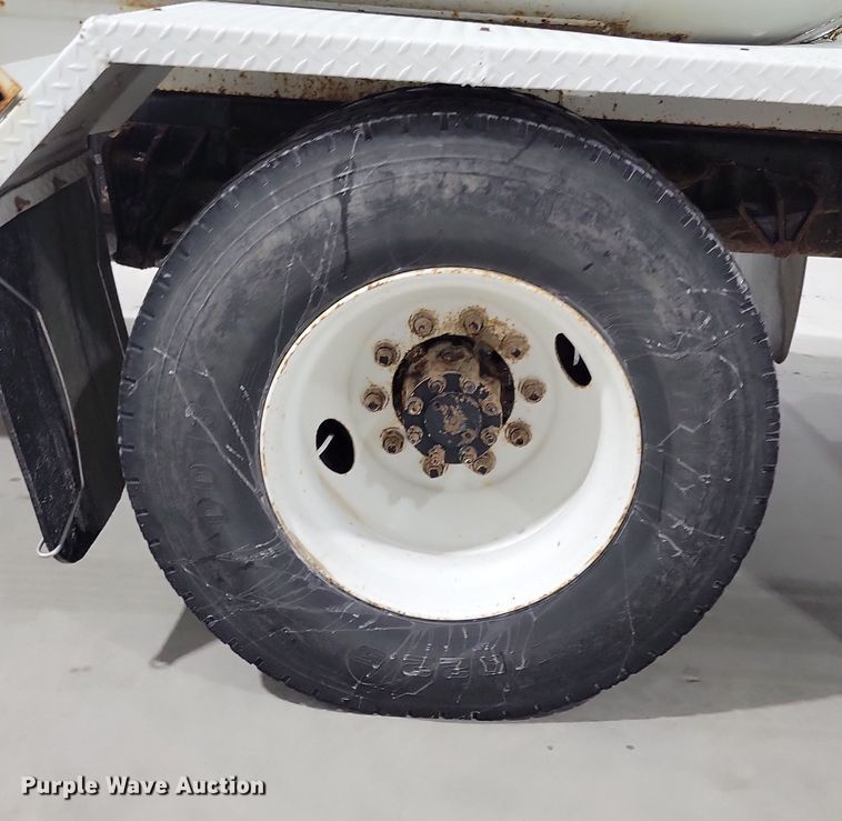 image for item LC9315 1997 International 4700 propane delivery truck