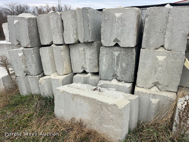 image for item LD9829 (24) Concrete edge bunker block
