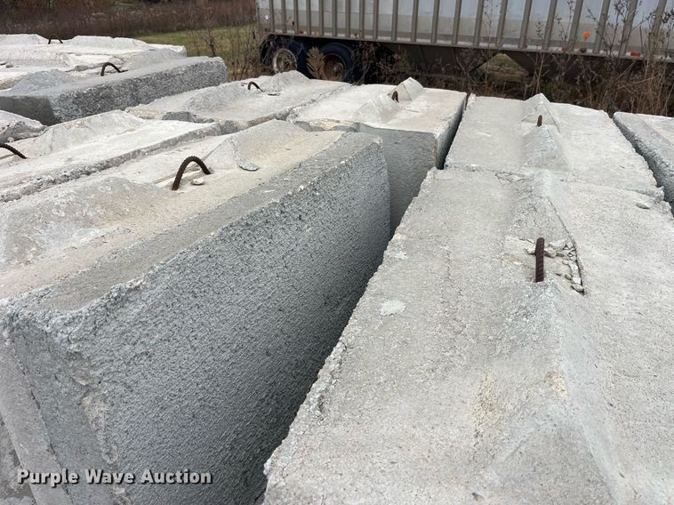 image for item LD9829 (24) Concrete edge bunker block