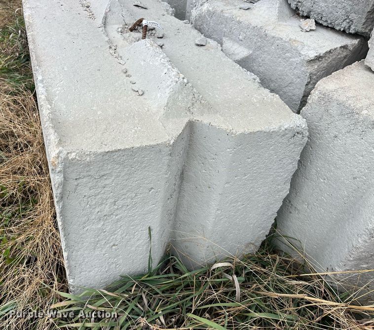 image for item LD9829 (24) Concrete edge bunker block
