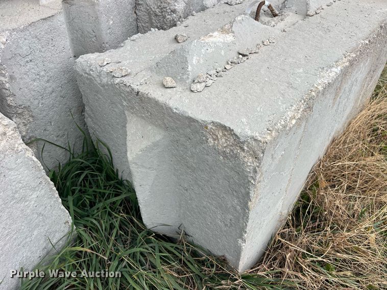 image for item LD9829 (24) Concrete edge bunker block