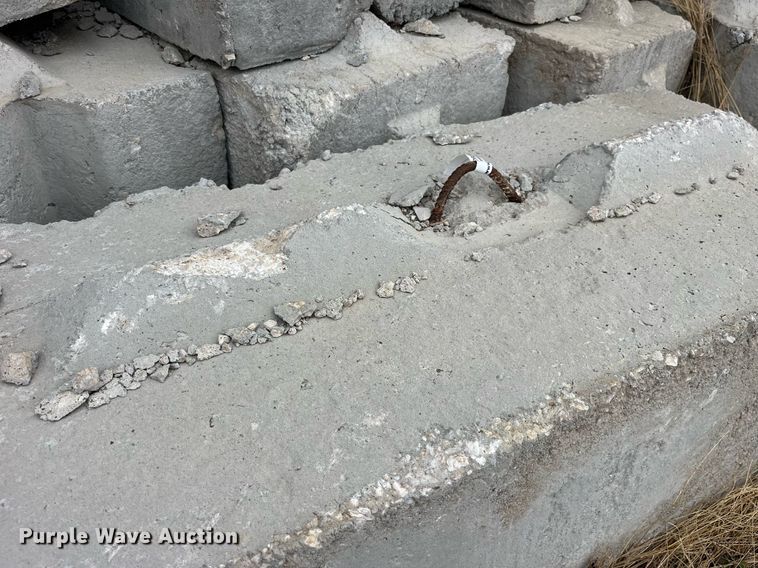 image for item LD9829 (24) Concrete edge bunker block