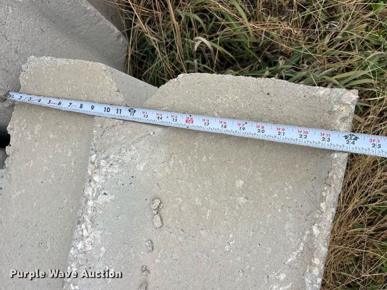 image for item LD9829 (24) Concrete edge bunker block
