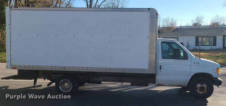 image for item LJ9378 2002 Ford E350 Super Duty  box truck