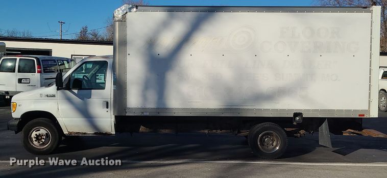 image for item LJ9378 2002 Ford E350 Super Duty  box truck