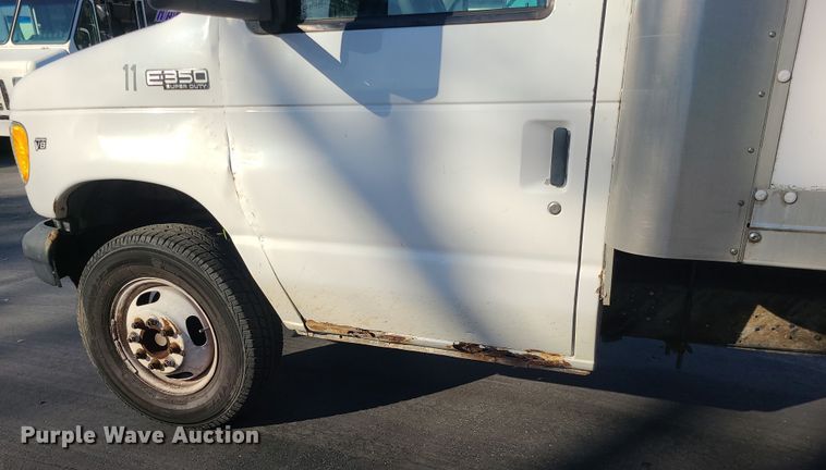 image for item LJ9378 2002 Ford E350 Super Duty  box truck
