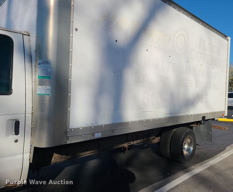 image for item LJ9378 2002 Ford E350 Super Duty  box truck