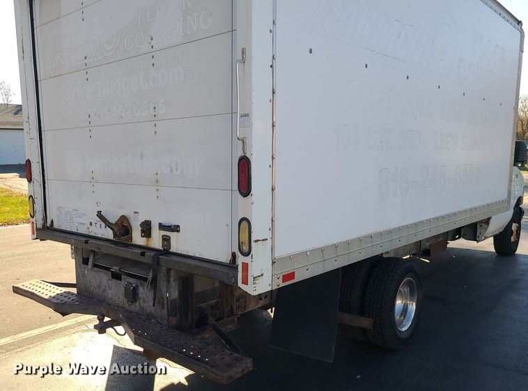 image for item LJ9378 2002 Ford E350 Super Duty  box truck