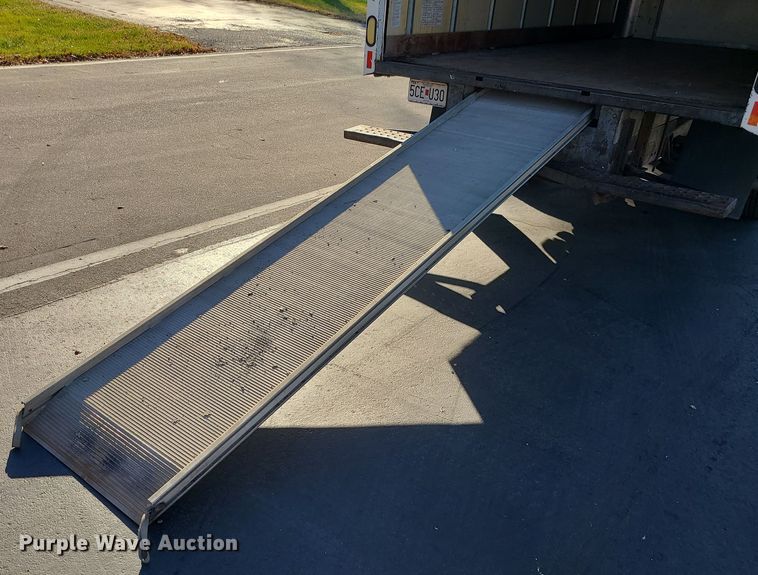 image for item LJ9378 2002 Ford E350 Super Duty  box truck